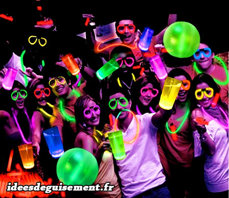http://www.ideesdeguisement.fr/wp-content/uploads/2015/12/Verres-ballons-lunettes-bracelets-fluo-Idees-originales-de-deguisement-costume-accessoires-par-theme-de-soiree-fluorescent-phosphorescent.jpg