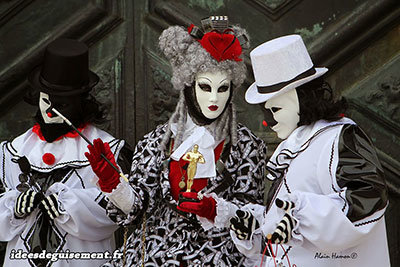 Costumes de Pierrot pour le carnaval de Venise
